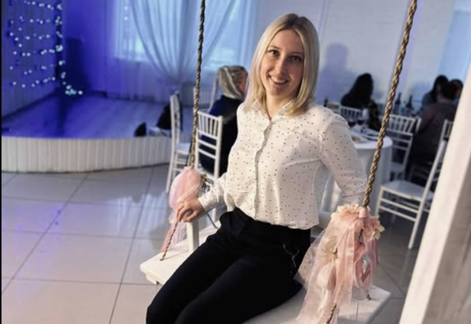 Над новенькою співробітницею в офісі насміхалися. Але коли вона з’явилася на банкеті з чоловіком — колеги почали звільнятися… Глибоко зітхнувши, немов збираючись із силами перед стрибком у невідоме, Юлія Сергіївна переступила поріг офісної будівлі, ніби починала нову главу свого життя. Ранкове сонце, що пробивалося крізь скляні двері, грало блисками на її доглянутому волоссі, підкреслюючи впевнену ходу. Вона йшла крізь хол, наповнений тихим гулом голосів і стуком підборів, відчуваючи, як кожен крок наближає її до чогось важливого — не просто до нової роботи, а до змін, до шансу бути собою поза межами звичного домашнього світу.