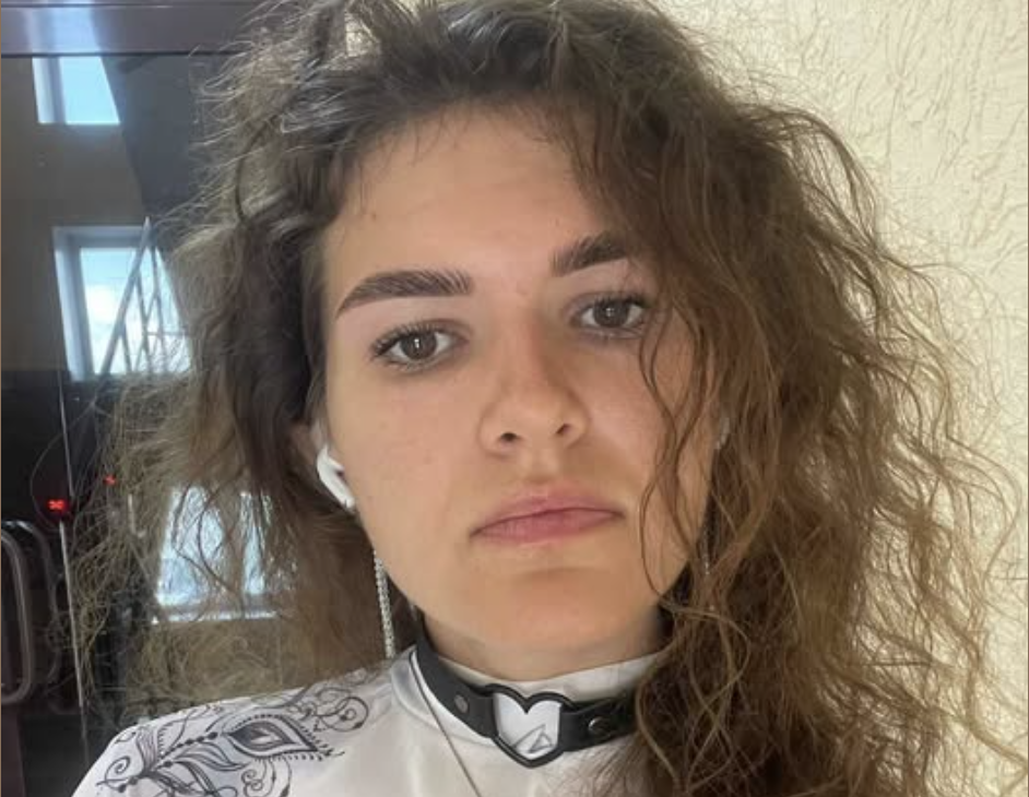 – Собі ти, значить, квартиру купила, а тут хай стіни сипляться? Геть із мого будинку! Егоїстка! – вирувала свекруха, жбурляючи в Настю речі з шафи. Невістка ледве встигала ловити свої кофти та штани, сподіваючись, що в неї не полетить щось важче.