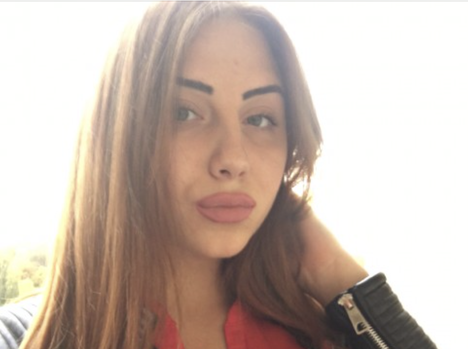 – Дитині й року немає, а ти йому сосиску даєш?! І хіба ти мати після цього? Маргарита Львівна влетіла на кухню, як розлючена фурія, і вихопила тарілку прямо в Мишка з-під носа. Він негайно закричав, скривджено, з переливами, як це вміють робити тільки маленькі діти, у яких відібрали найдорожче. Я мовчки дорахувала до десяти. Потім до двадцяти, а потім зрозуміла, що ніякої арифметики не вистачить. – Це дитяча сосиска, Маргарито Львівно, – намагалася пояснити я, – спеціальна, без жодних шкідливих добавок.