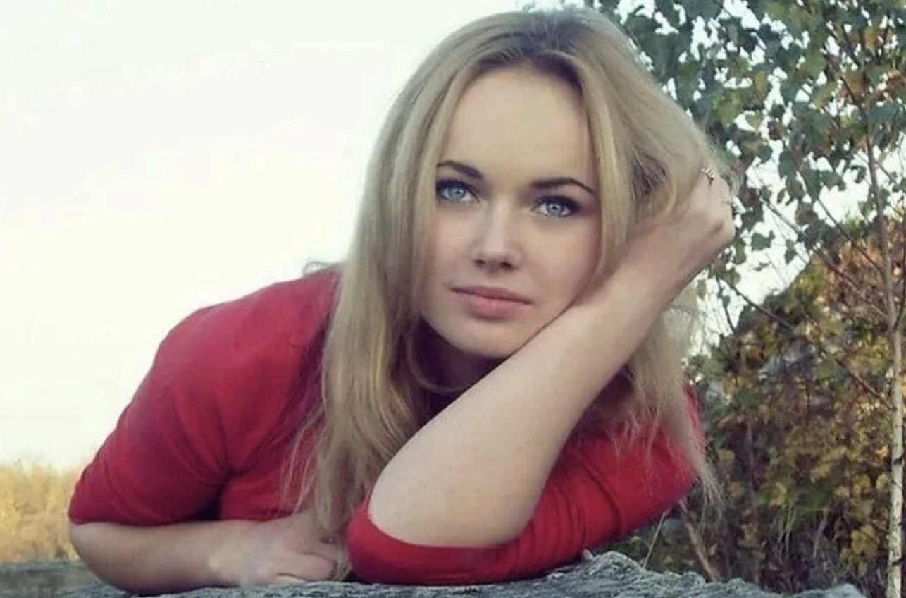 Мені 48. Прожила стільки років та хочу розповісти одну історію про свого чоловіка Данила. Коли я була на 8 місяці вагітності, сталося велике горе. На будові Данило впав з 3 поверху, ще й на ноги прилетіла велика брила цементу. Вирок лікарів був геть не втішним – прикутий до ліжка. Та я молилася Богові, аби те горе минуло і всіляко підтримувала чоловіка. Але, на жаль, дива не сталося. Ще й родичі почали нарікати, що з таким чоловіком погублю своє життя…