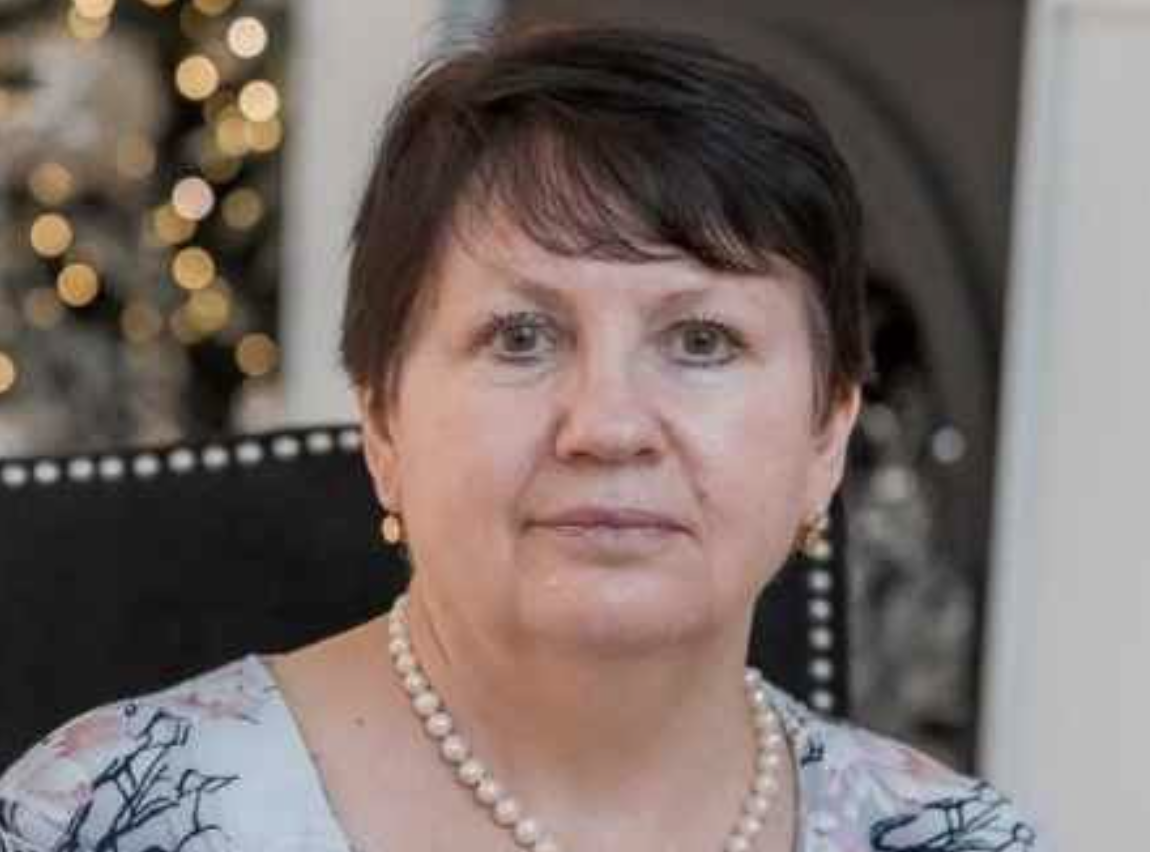 — Бабусю, забери мене, благаю. Тато знову п’є. Чіпав мене вчора. Я не хочу тут жити. Будь ласка… Голос Михайла тремтів у слухавці. Галина вчепилася в телефон так, що аж побіліли кісточки пальців. — Мишко, де тато зараз? — Спить. На кухні. Я у ванній замкнувся. У мене телефон Володі з класу. Свій тато у вікно викинув.