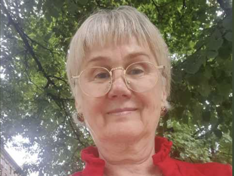 Рік я повільно згасала від невідомої хвороби, а вчора побачила, як невістка підсипає білий порошок у мою цукорницю… Фарфорова цукорниця з наївним візерунком із польових квітів стояла на звичному місці, але тепер здавалася мені потворною пащею, що ось-ось виплюне отруту. Ще вчора я бачила, як Аліна, дружина мого сина, з ангельською усмішкою висипала туди білий порошок із маленького пакетику, затиснутого в пальцях. Рік. Цілий рік я повільно зникала, перетворювалась на тінь. Слабкість, туман у голові, постійна нудота, яку лікарі пояснювали «віковими змінами» та «психосоматикою». Я й сама майже повірила. Але причина мого згасання була не у віці. Вона стояла на кухонному столі.