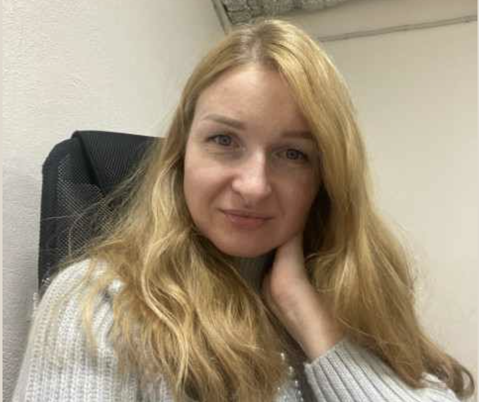 Він заплатив їй за аборт. Але багато хто й уявити не міг, що станеться через 10 років… Марія Смірнова була гордістю своїх батьків. Єдина донька, вихована в любові та строгості у скромному двокімнатному будинку на околиці міста. Подружжя Смірнових не було заможним, але вони жили дружно. Маючи невеликий бізнес і займаючись господарством, вони подбали про те, щоб Марія здобула освіту, якої самі ніколи не мали. З кожним табелем успішності, з кожною випускною фотографією вони плескали втомленими, але гордими руками, молячись, щоб одного дня вона розірвала порочне коло сімейної бідності. І вона майже це зробила.