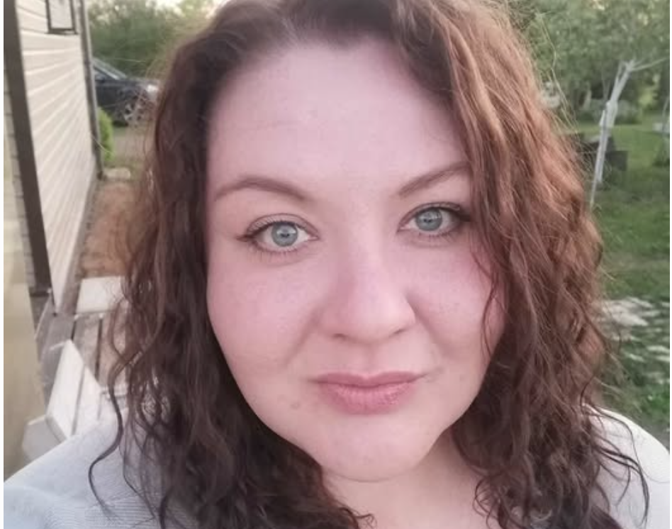 Це тобі, Ніночко, подарунок від мене, — свекруха простягнула коробку і лагідно всміхнулася. Коробочка була невеликою, загорнутою у блискучий червоний пакувальний папір. Можна було подумати, що це книжка чи блокнот невеликого формату в м’якій обкладинці, але за вагою вона була напрочуд легкою. Про подарунок Ніна згадала лише наступного дня, коли чоловік і свекруха поїхали на роботу. Нічого дорогого мати чоловіка подарувати не могла, грошей у неї вічно бракувало.