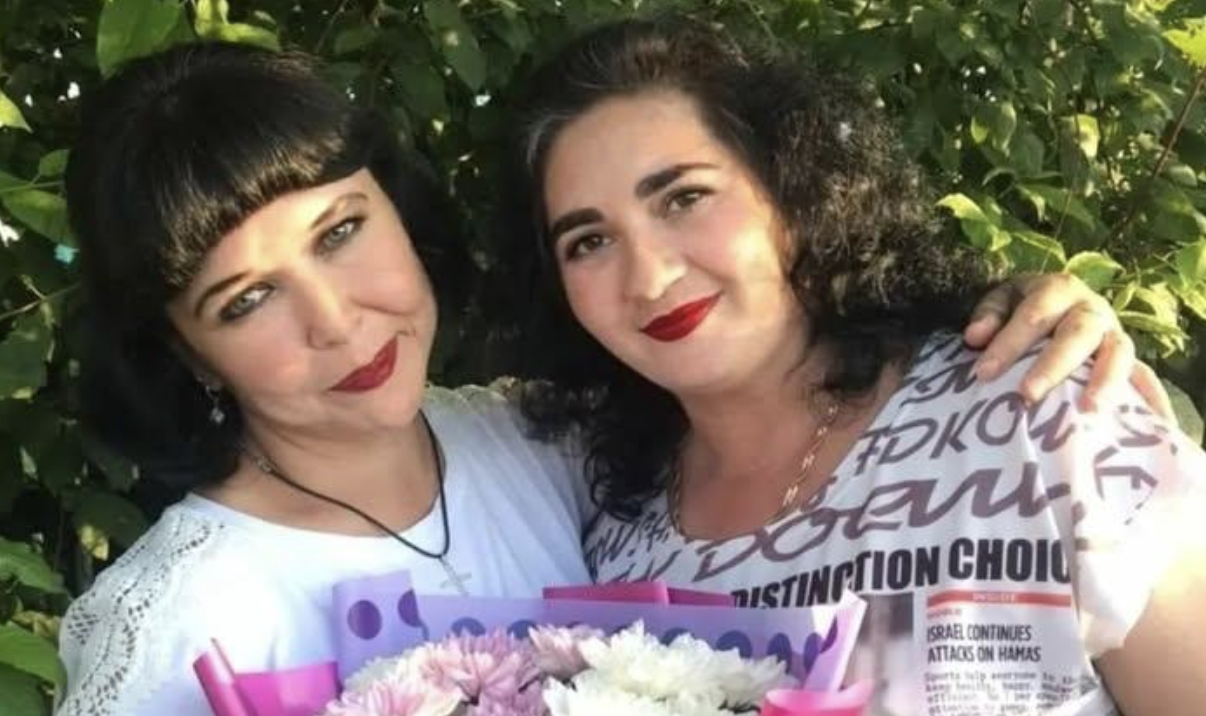 Прожила з Євгеном 20 щасливих років. Але згодом дізналася, що моя найкраща подруга з ним шури-мури крутить. Не витримала такого сорому та й вирішила втекти якмога далі – так і опинилася на заробітках в Італії.  А нещодавно приїхала додому. І зустріла Тамару. Ніколи б не могла подумати, що співчуватиму жінці, яка колись вкрала моє щастя! Адже Бог покарав її за такий гріх…