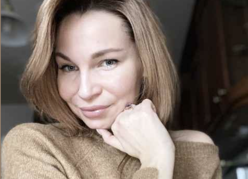 Знаєш, я ніколи не думала, що скажу це, але я ненавиджу твою матір, — Ольга з силою кинула кухонний рушник на стіл. — Я більше не можу це терпіти! Віктор зітхнув і втомлено потер перенісся. Останні місяці перетворилися на безперервну боротьбу. З одного боку — кохана дружина Оля, з якою вони були щасливі три роки. З іншого — мати, Тамара Петрівна, яка виростила його самотужки і тепер, здається, вирішила надолужити всі роки контролю, які пропустила, поки він ріс. — Оленька, я тебе розумію, але це ж мама. Вона просто… турбується, — почав Віктор, але зупинився під важким поглядом дружини.