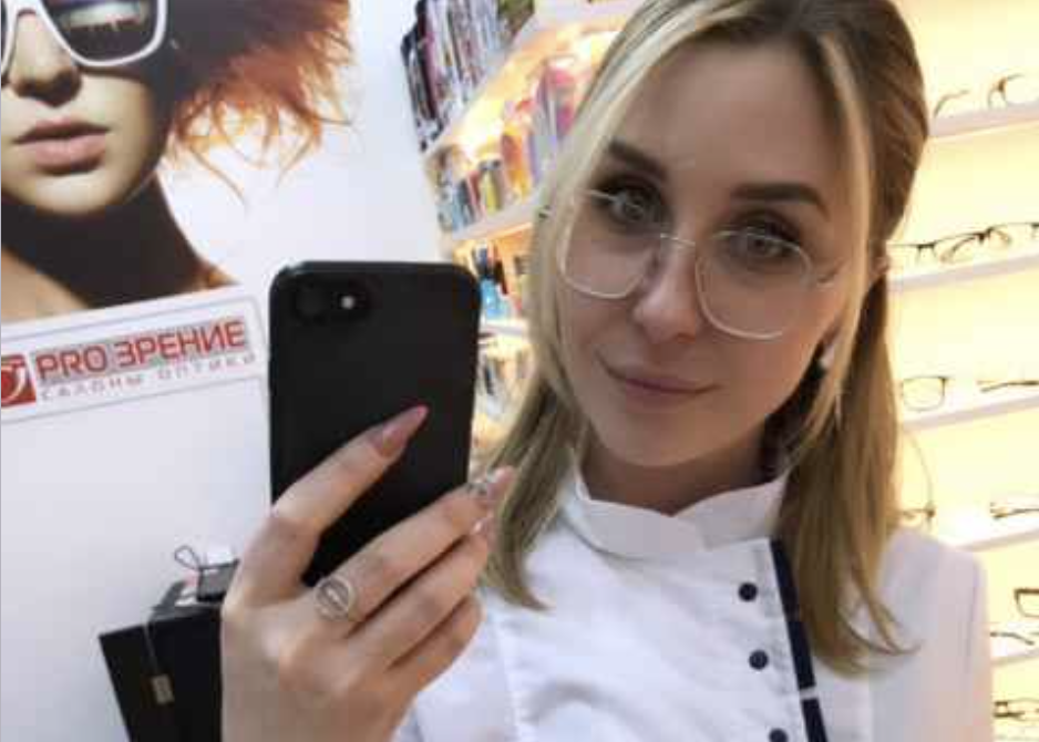 Машину я забираю собі, квартиру ділитимемо навпіл, – Олег сказав це так буденно, ніби замовляв піцу, а не рушив дванадцять років шлюбу. Марина завмерла з чашкою чаю в руках. Окріп ледь не хлюпнув на пальці. – Олеже, ти зараз серйозно? В нас двоє дітей. Старшому одинадцять, у нього перехідний вік, молодшому два з половиною – він тільки в садок повинен піти! – І що? Всі так живуть, – він роздратовано смикнув плечем, дивлячись у вікно. – Я зустрів жінку. Вона молодша, вона мене розуміє. – Я не хочу більше цих вічних криків, уроків та підгузків. Я купив їй квартиру, ми починаємо із чистого аркуша.