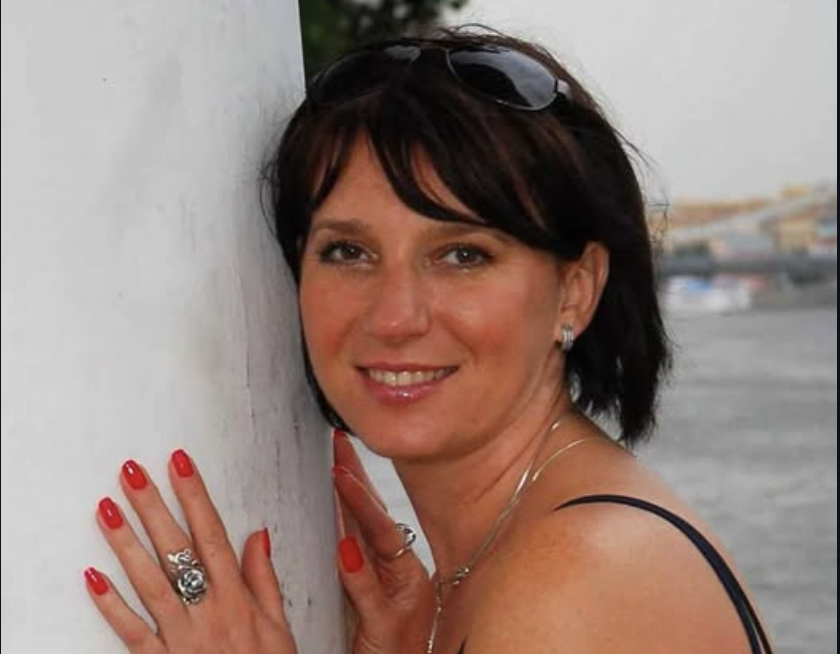 Восени п’ятдесят буде, а вона вирядилася. Для кого? Наталя була впевнена, що встати не зможе, не те, що йти додому. — Що, ноги натерли? Буває. – Поруч на лавку присів чоловік під шістдесят, лисуватий, із пузцем. – Моя дружина в таких випадках підкладала під п’яту згорнуту газету. Ось, дивіться. – Він відірвав від газети пристойний шматок, щільно склав його і подав Наталії. – Спробуйте.