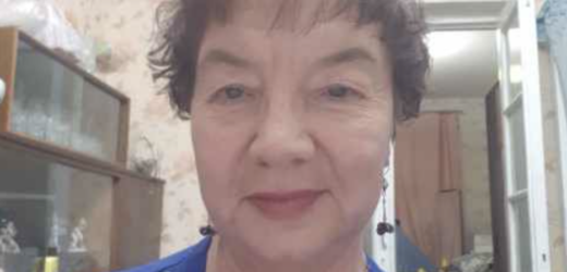 Зінаїдо Павлівно, – Олена опустилася поруч на коліна, просто на кригу, – я лікар з поліклініки. Зараз я допоможу вам. Все буде добре. Баба Зіна глянула на неї й заплакала. – Доню, – прошепотіла вона, – дякую тобі, звичайно, але навіщо ти зі мною порпаєшся? Я ж чужа тобі… – Ви не чужа, – відповіла Олена і здивувалася тому, як легко їй це вдалося, – я вас знаю, я ж тут поряд живу. Крім того, я лікар. Вона викликала швидку допомогу та поїхала до травмпункту разом із бабою Зіною. Там вони просиділи довго. Бабуся все поривалася вибачитися за занепокоєння, за витрачений час, за те, що взагалі існує і заважає людям жити. Олена довезла її до будинку, допомогла піднятися на третій поверх і поклала на диван. Квартира у баби Зіни була крихітна і майже порожня. На підвіконні стояла герань. На стіні висіла вицвіла фотографія, на якій було зображено молоду жінку з дитиною на руках. – Це моя мама зі мною, – сказала баба Зіна, перехопивши її погляд. – Давно вже немає моєї матусі… Я сама залишилася.