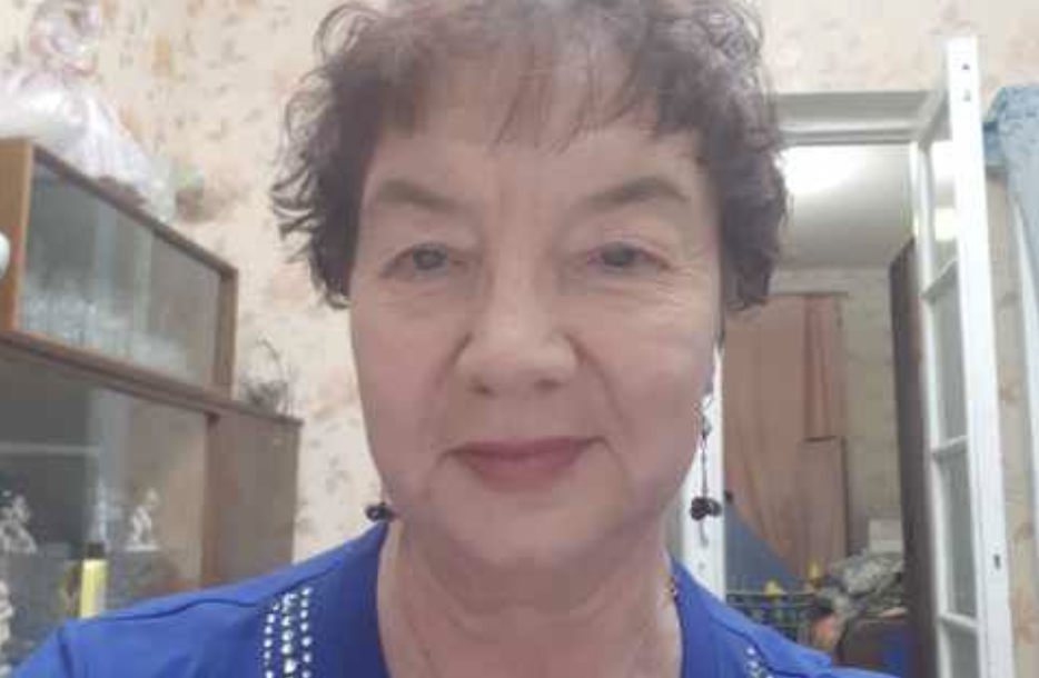 Зінаїдо Павлівно, – Олена опустилася поруч на коліна, просто на кригу, – я лікар з поліклініки. Зараз я допоможу вам. Все буде добре. Баба Зіна глянула на неї й заплакала. – Доню, – прошепотіла вона, – дякую тобі, звичайно, але навіщо ти зі мною порпаєшся? Я ж чужа тобі… – Ви не чужа, – відповіла Олена і здивувалася тому, як легко їй це вдалося, – я вас знаю, я ж тут поряд живу. Крім того, я лікар. Вона викликала швидку допомогу та поїхала до травмпункту разом із бабою Зіною. Там вони просиділи довго. Бабуся все поривалася вибачитися за занепокоєння, за витрачений час, за те, що взагалі існує і заважає людям жити. Олена довезла її до будинку, допомогла піднятися на третій поверх і поклала на диван. Квартира у баби Зіни була крихітна і майже порожня. На підвіконні стояла герань. На стіні висіла вицвіла фотографія, на якій було зображено молоду жінку з дитиною на руках. – Це моя мама зі мною, – сказала баба Зіна, перехопивши її погляд. – Давно вже немає моєї матусі… Я сама залишилася.