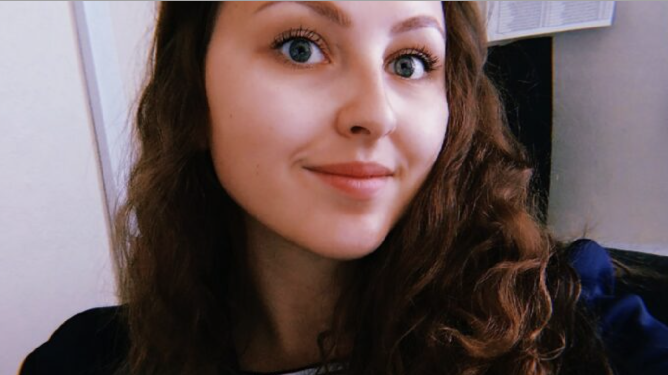 Мамо, – Христина тихенько, долаючи страх, підійшла до матері, – я їсти хочу. Налий мені, будь ласка, супу. – Швидко у свою кімнату! – рявкнула Поліна, – тебе сьогодні покарано, спати лягаєш без вечері. Швидко! І не смій до ранку мені попадатися на очі! Христина у свої неповні сім років уже знала, що мамі вона не потрібна. Її мати ніколи не обіймала, не гралася з нею, не цілувала, дитині від мами часто діставалися тільки ляпаси й образи.