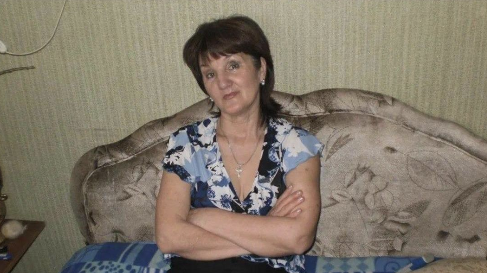 17 років мого подружнього життя, свекруха всіляко намагалася нас посварити з чоловіком. Вона постійно телефонувала або приходила до нас, налаштовувала мого чоловіка проти мене, говорила, що я нагуляла дітей, що вони не його.  Наші діти постійно чули від неї, що тато зовсім скоро кине нас, оскільки знайде молоду жінку. А сьогодні вона стала безпорадною і я повинна залишити роботу, щоб доглядати за нею? Як я взагалі зможу дивитися за нею, якщо щиро ненавиджу?