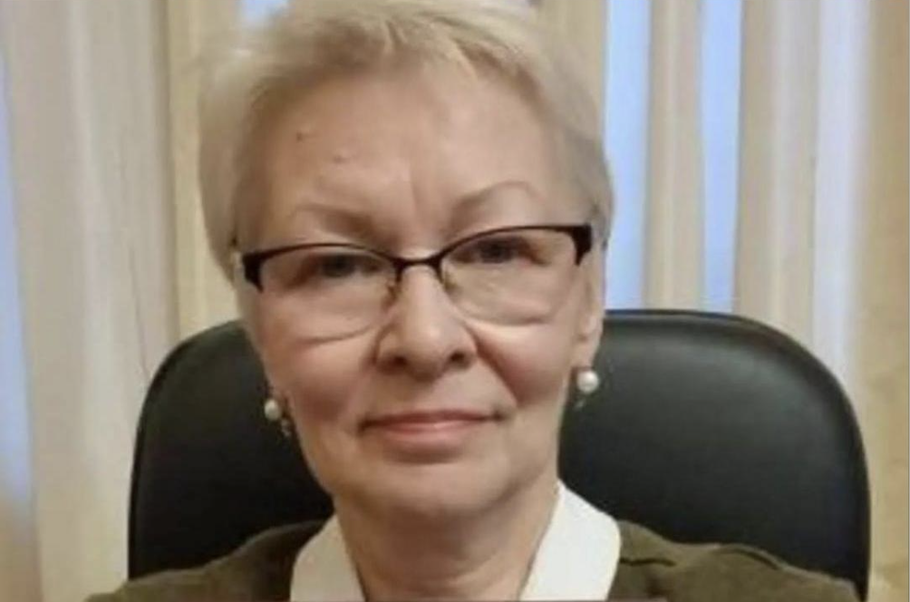 – Одружився?! А чого благословення не просив? – Ми не вінчані. – Сину, то ж гріх! – Хто б казав про гріхи! Від кого дитину нагуляла, сама не знаєш, а нас соромиш?! ✍️ ☑ Мій син так хотів дізнатися, хто його рідний батько, що готовий був мене в порошок стерти заради інформації. Але я собі заприсяглася, що Андрій ніколи не дізнається правду – цю таємницю заберу з собою в могилу. Але на святкуванні свого 70-річчя вирішила зізнатися синові в тому, що накоїла в молодості. Після почутого всі дивилися на мене, як на ненормальну…