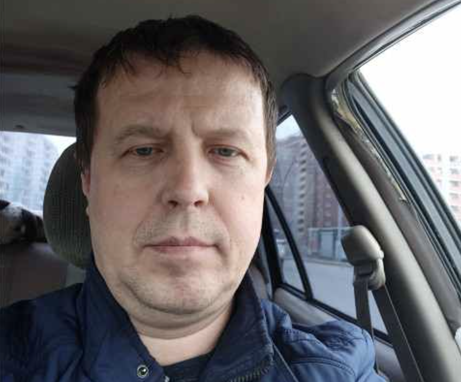 Три роки утримував її (40 років) із трьома дітьми — платив за все, а вони на Новий рік мене не запросили до сімейного столу. В цей момент я зрозумів ВСЕ… ким був для них… Коли мені виповнилося сорок п’ять, я познайомився з Наталею в додатку для знайомств. Їй було сорок, троє дітей — старшій чотирнадцять, середньому одинадцять, молодшій вісім. В анкеті вона чесно написала: “Не шукаю спонсора, але важлива готовність прийняти мою ситуацію”. Я подумав: ось вона, чесність. Ось воно, відсутність ігор. Мені сподобалося.