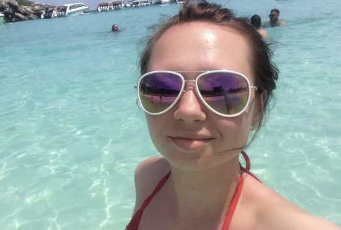 Світлано, ми не можемо тримати співробітника, який живе на лікарняних. Шукай іншу роботу. Сім років вона там пропрацювала. Сім років! Вона дивилася на сина. Сині повіки, прозора шкіра, худі пальці. Їй хотілося вити. Але в палаті була чужа жінка, і Світлана мовчала, тільки гладила Артема по голові. Валерія! Думка прийшла несподівано і видалася рятівною. Лєра – найкраща подруга, двадцять років знайомі. Разом інститут закінчили, разом ревли на кухні, коли їх кидали парубки. Лєра вийшла заміж за Ігоря, у якого була мережа магазинів. Якщо хтось і може допомогти, то тільки вона. Світлана натиснула виклик. Лєра взяла слухавку одразу, ніби чекала.