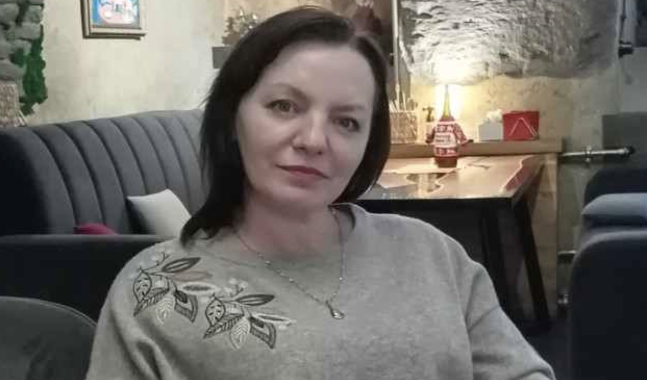 Оленко, прийми мої співчуття, – свекруха Галина Павлівна обняла мене і притиснула до себе. – Дякую, – відповіла я крізь сльози. Відхід матері став для мене справжнім ударом. Я ніколи не знала батька, він покинув сім’ю ще до того, як почала ходити. Тож саме мама стала моїм центром світу. Разом із нею я переживала всі труднощі, вчилася бути самостійною. Одна жахлива аварія залишила мене сиротою. – Якщо що, я завжди поряд, люба, – шепнула мені свекруха. Я кивнула.