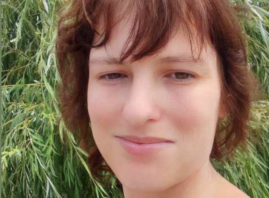 Борщ знову пересолила, – Сергій відсунув тарілку і відкинувся на спинку стільця. — І м’ясо тверде. Марина мовчки зібрала посуд зі столу. За двадцять п’ять років шлюбу вона навчилася не відповідати на такі зауваження. Борщ був як завжди наваристий, з ніжною яловичиною, але сперечатися марно. — Та й хліб черствий, — вів далі Сергій, підводячись із-за столу. – До магазину сходити не могла з ранку? — Я працювала з восьмої ранку, — тихо відповіла Марина, включаючи воду. — У мене були заняття у двох школах, а потім приватні уроки. — А я, отже, не працюю? — У голосі чоловіка з’явилися звичні ображені нотки. — Цілий день на заводі працюю, між іншим.