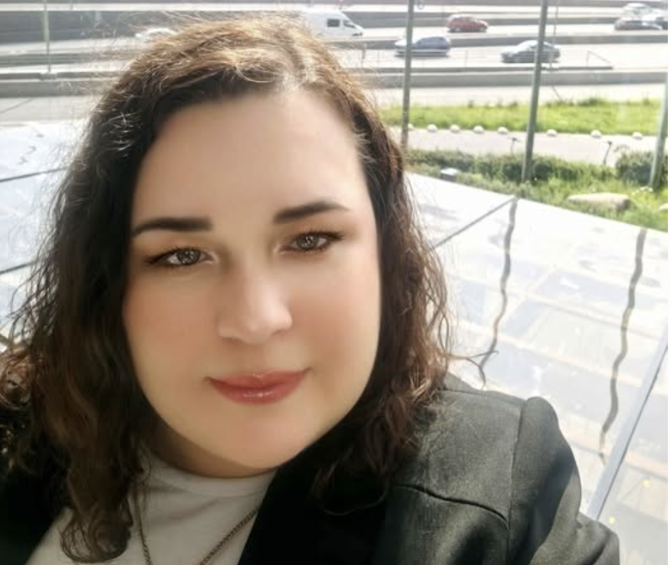 Синку, ну що ти в ній знайшов? Мало того, що з дитиною, так ще й зайву вагу має. Марина вирішила запросити на вечерю майбутню свекруху зі свекром. З Денисом познайомилися у спільних друзів, він запропонував провести її додому, та так і залишився. Те, що у неї є дитина від минулого шлюбу, його не злякало. – Я люблю дітей, завжди мріяв мати сина і дочку. А те, що не рідний син – так нічого страшного, дочку мені подаруєш і повний комплект, так би мовити. Льоню твого не ображу, сином називатиму.