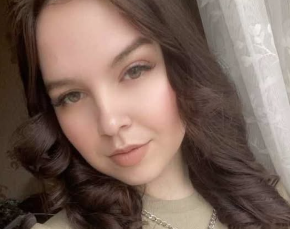 Так, я його дружина. Та сама жирна й недалека курка. Правда ж, любий? — ніжно прошепотіла Ліза і відкинула руку чоловіка зі своєї талії… Дорогою додому Ліза зайшла до магазину. Набравши в кошик усе необхідне, вона попрямувала до полиць з алкоголем. Вони з чоловіком вже давно не влаштовували собі романтичний вечір із пляшечкою легкого вина. Раніше часто сиділи до пізньої ночі, обговорюючи все на світі…