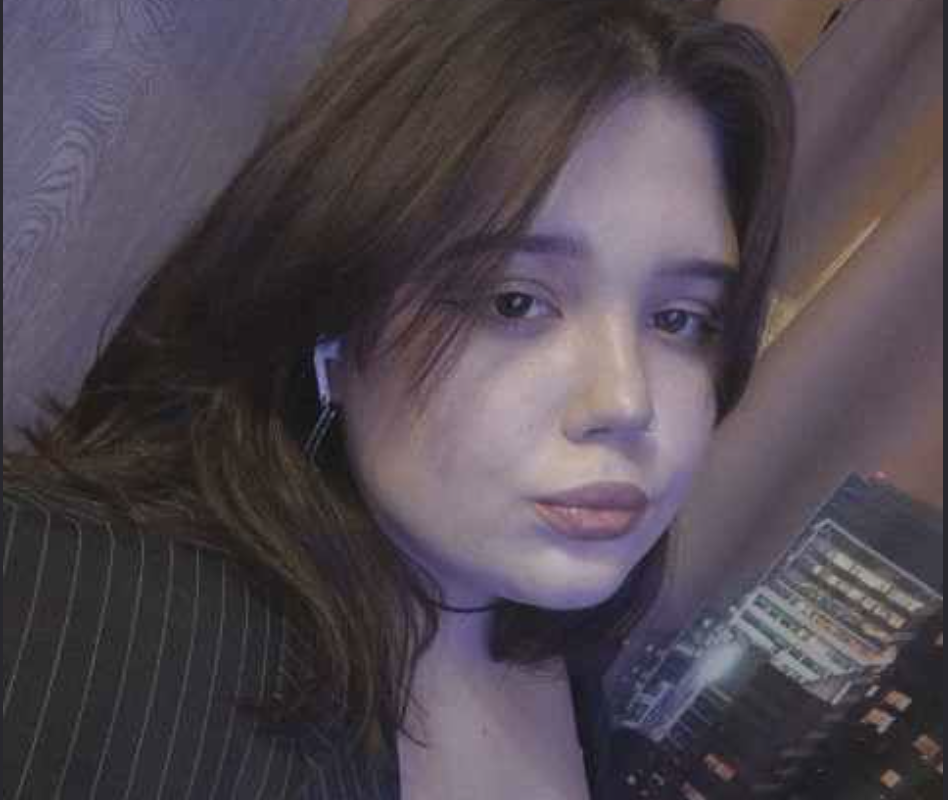 Софія вийшла з під’їзду нового житлового комплексу з такою посмішкою, що рідкісний перехожий не втримався б від того, щоб обернутися їй услід. У її ході відчувалася легкість, впевненість і тихе тріумфування — та особлива радість, яка приходить, коли довга, виснажлива справа, нарешті завершена успішно. Сонячне світло, що пробивалося крізь рідкі хмари, здавалося їй особистим привітанням, а прохолодний вітерець — ласкавим схваленням. Кожен лист, що кружляв у повітрі, кожне вікно, що відбивало небо, бачили її перемогу. Вона йшла, відчуваючи під ногами не просто асфальт, а дорогу до нових можливостей, до майбутнього, яке вона вибудувала сама, своєю наполегливістю і терпінням. Сьогодні Софія відчувала себе переможницею. Більше місяця вона терпляче працювала з примхливим замовником, тим самим, що здавався їй випробуванням згори. Здавалося б, у людини є гроші, є бажання купити квартиру — що може бути простіше? Але ні — кожну пропозицію він зустрічав з презирливим примруженням і новим списком претензій.