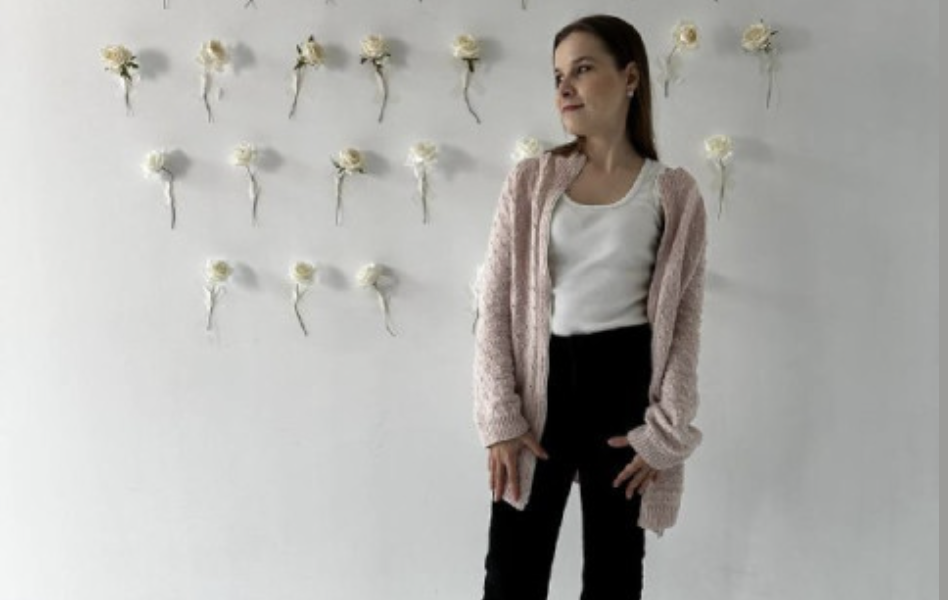 Де паспорти?! — заревів Іван, гарячково обмацуючи кишені. — Анжела, ти їх не брала? Наречена, що стояла поруч, похитала головою, її блакитні очі розширилися від жаху. — Ні, я думала, вони у тебе… Чоловік повернувся до своєї матері, Аліси Борисівни, елегантної дами в бежевій сукні та капелюшку. — Мамо, ти ж тримала наші документи! Де вони? Жінка нахмурилася і почала ритися у своїй сумочці, придбаній спеціально для церемонії. — Не розумію… Їх тут немає! — вигукнула вона, вивалюючи вміст сумки на найближчий стілець.