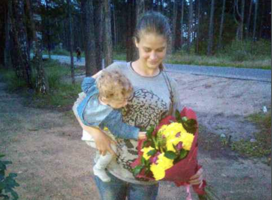 У мами вже були ми- дві дівчинки, а мама приводила на світ третю. Я все пам’ятаю, як мама кричала, як зібралися сусідки, плакали, як стих мамин голос… Чому не викликали лікарів, не відвезли маму в лікарню? Досі не можу цього зрозуміти. Чому? Далеко було до селища? Дороги замело? Я досі не знаю, була ж якась причина? Мама пішла з життя під час по..гів, залишивши нас двох і маленьку новонароджену Оленку.