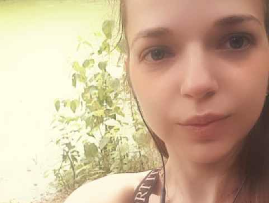 У банку я керувала відділом доти, доки не відмовилася підписувати «повітряні» кредити племіннику голови правління, – відповіла вона рівно. – Тепер мені не до амбіцій. Мені потрібна тиша, оклад та відсутність інтриг. Павло Сергійович зітхнув. Йому радили не брати «надто розумних», але завал у документах загрожував перевіркою з податкової. – Гаразд. Працюйте. Але майте на увазі, що мій заступник, Аркадій Борисович, людина складна. Архів – його ареал. Намагайтеся не лізти до нього з порадами, як нам керувати комбінатом.