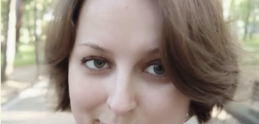 Більше двадцяти літ Тетяна зціпивши зуби терпіла, що чоловік її, мов прив’язаний, бігав до матері по кожному дзвінку, а потім просто взяла й поїхала. Тільки-но він за поріг — вона за сумку й до дверей, і навіть діти не змогли її зупинити. Таня з гуркотом кинула тарілку в раковину. Посудина витримала, не розбилася. Стомлено спершись на мийку, вона закрила кран. Чоловік, наче нічого й не сталося, спокійнісінько їв далі. Він щойно повернувся з роботи й ні про що, крім смачної вечері, думати не міг. Суп-харчо був такий апетитний, наваристий, від нього віяло не просто чудовим запахом, а справжнім домашнім затишком. Володя обожнював смакувати домашню їжу. Його чекають, для нього готують — хіба це не щастя? — Мамо, завтра в школі сказали принести сто п’ятдесят гривень на виставу, — зазирнув на кухню молодший син Андрій.