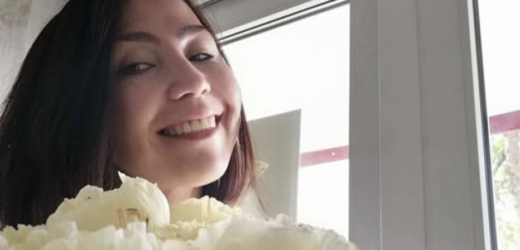 Відчепися ти від мене! Я одружуватися з тобою не обіцяв! І взагалі я й знати не знаю, чия це дитина. А може, не моя зовсім? Тому, вперед і з піснею, а я мабуть поїду собі, – говорив Віктор Валентині збираючи речі. А вона стояла і не могла повірити своїм вухам. І це Віктор, який у коханні їй освідчувався і носив на руках? Це той цей Вітя, який називав її коханою і обіцяв все на світі? Перед нею стояв трохи розгублений, а тому сердитий, чужий чоловік… Поплакала Валя з тиждень, помахавши Віті назавжди ручкою. Але через вік – а було їй уже тридцять п’ять – через свою непоказність, а значить малу ймовірності знайти жіноче щастя, вирішила вона народити…