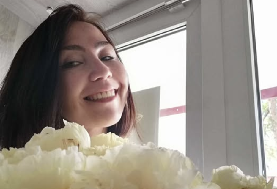 Відчепися ти від мене! Я одружуватися з тобою не обіцяв! І взагалі я й знати не знаю, чия це дитина. А може, не моя зовсім? Тому, вперед і з піснею, а я мабуть поїду собі, – говорив Віктор Валентині збираючи речі. А вона стояла і не могла повірити своїм вухам. І це Віктор, який у коханні їй освідчувався і носив на руках? Це той цей Вітя, який називав її коханою і обіцяв все на світі? Перед нею стояв трохи розгублений, а тому сердитий, чужий чоловік… Поплакала Валя з тиждень, помахавши Віті назавжди ручкою. Але через вік – а було їй уже тридцять п’ять – через свою непоказність, а значить малу ймовірності знайти жіноче щастя, вирішила вона народити…