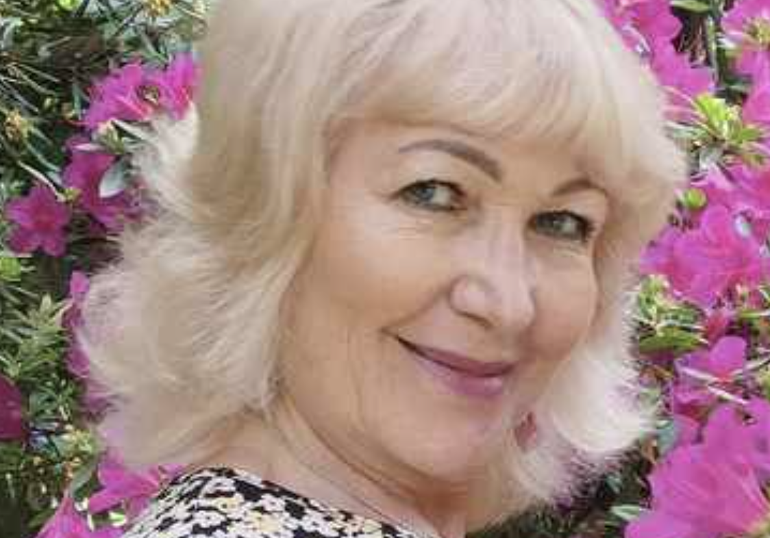 Мамо, ну що ти мені знову ці картинки надсилаєш? «З добрим ранком», «З днем ангела»… У мене телефон від них зависає! Ти можеш просто писати по справі? Або взагалі не писати, якщо новин немає? Я працюю, мені ніколи читати твої віршики про кошенят! Артем роздратовано кинув смартфон на стіл. Екран ще світився, показуючи листівку з пухнастим зайцем і написом: «Нехай день буде сонячним!». Йому було тридцять п’ять. Він був провідним програмістом у великій IT-компанії. Його життя складалося з дедлайнів, зум-колів, спринтів і нескінченного потоку інформації. Його мама, Віра Павлівна, жила в маленькому селищі за триста кілометрів. Вона освоїла WhatsApp півроку тому, коли Артем подарував їй свій старий смартфон. І з тих пір його життя перетворилося на пекло з гіфок. Кожен ранок починався з «чашечки кави» в пікселях. Кожен вечір закінчувався «ангелом-охоронцем».