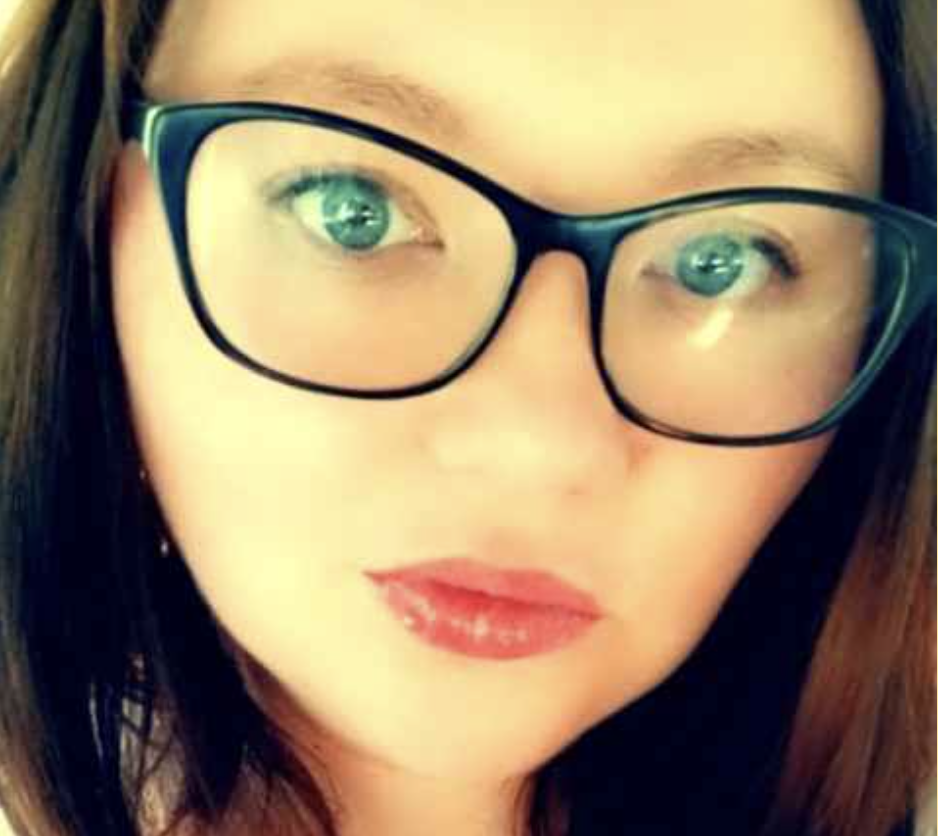 Яна стояла в білому платті у нотаріуса, тримаючи в руках документи на двокімнатну квартиру. День весілля мав би стати найщасливішим у житті, але зараз найбільше тішили не обручки, а ці папери з печатками. — Мамусю, дякую, — прошепотіла Яна, обіймаючи матір. — Не знаю, як віддячити. — Живіть щасливо, донечко. І пам’ятай — це твоя квартира. Дарча оформлена тільки на тебе.