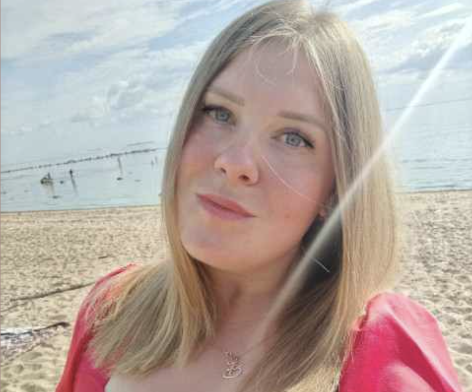 Ви згадали, що працюєте у сфері освіти? – обережно почав Паша. – Так. Я заступник директора в одній приватній школі. Робота цікава, але іноді психологічно дуже вимотує. Паша широко посміхнувся. – Ого. Заступник директора. Звучить солідно. Мабуть, ви добре заробляєте. Слово заробляєте прозвучало якось неприємно. Алісу це трохи напружило. Вона не звикла до того, що чоловіки, нехай навіть побічно, намагаються з’ясувати, скільки вона заробляє.