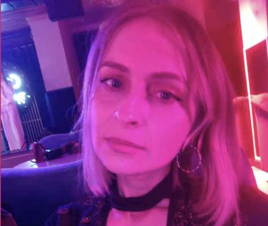 Коли мені було 7 років, у нашому великому багатоповерховому будинку оселилася одна жінка зі своєю старенькою мамою. Жінку звали Валею, і вона була німа. Взагалі не розмовляла. Дорослі говорили, що вони погорільці з якогось села. Їм виділили крихітну кімнатку в комуналці, де в інших трьох проживали, як зараз кажуть, соціально неблагополучні мешканці. Вічно в цій квартирі щось святкували, потім лаялися і все закінчувалося б.йкою. Всі співчували новеньким сусідкам, але що тут поробиш? Валя стала працювати у нас двірником. Рано вранці вона виходила у двір в низько пов’язаній, до самих очей, хустці, у великій, не за розміром, куртці, з мітлою і лопатою (був лютий) і бралася за роботу.