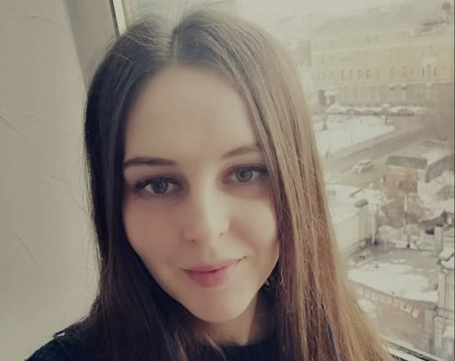 Кохана, завтра до нас приїде моя сестра Катя. Вона збирається переїхати до нашого міста, і я запропонував їй трохи пожити у нас, – сказав Льоша. – Ти раніше ніколи не говорив про те, що у тебе є сестра, – здивовано промовила Іра, відкидаючись на спинку стільця. – Ну, вона двоюрідна, тому ми ніколи не були особливо близькі. Мати просто попросила її прихистити, і я не зміг відмовити, – посміхнувся чоловік. Ірина погодилася, зціпивши зуби.  Справа в тому, що їхня двокімнатна квартира і так була невеликою, а втрьох їм могло бути зовсім тісно.