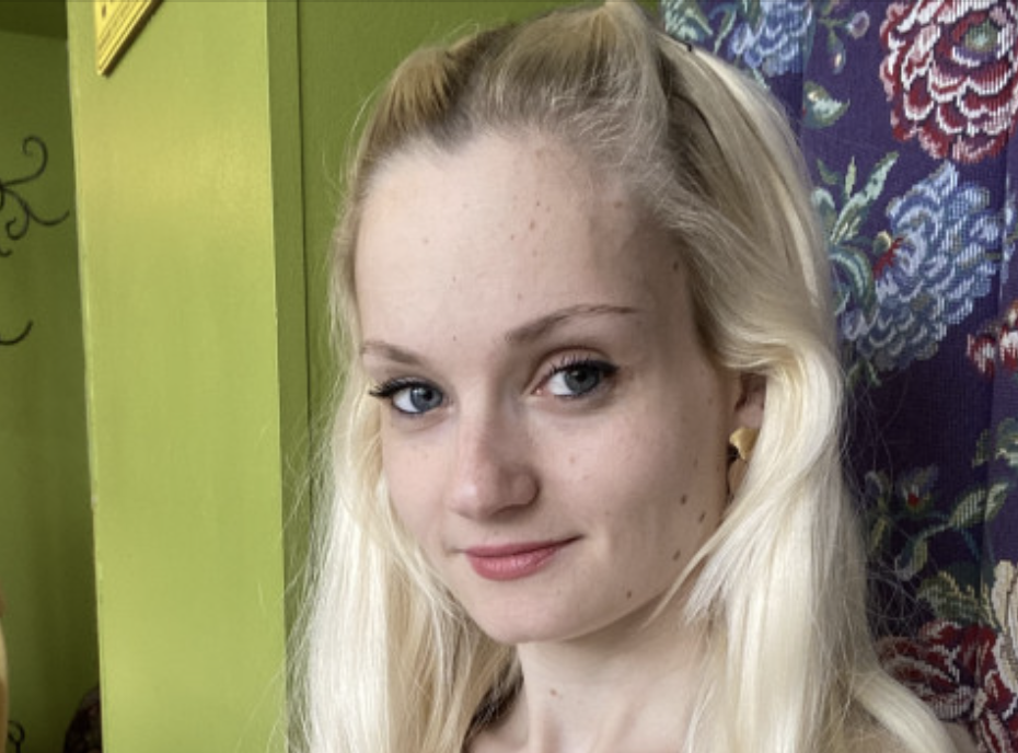 Ти знову тільки каву п’єш? А я що, їсти повинен? Чому ти нічого не приготувала? – роздратовано вимовив Стас, переглядаючи ранкову пошту на своєму новенькому ноутбуці. Його пальці нервово постукували по клавіатурі, а погляд раз у раз ковзав на дружину, яка затишно вмостилася в кріслі біля вікна.