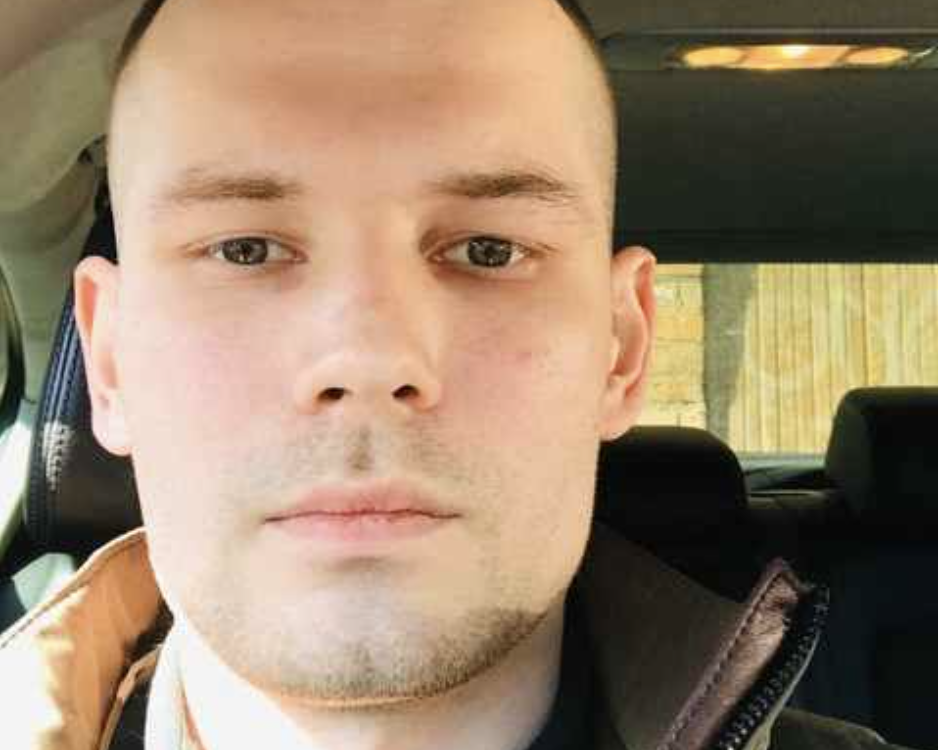 Дев’ятирічну Оленку на вихідні забрав погостювати батько. Таке траплялося не часто, і очікування побачення було для Оленки нестерпним відчуттям. Вони покаталися на батьківській машині по місту, погуляли по набережній. Увечері Оленка знайшла в шафі свої старі забуті іграшки, м’яку білу овечку і дракончика. Було щастя. Потім вони з батьком наїлися морозива і дивилися мультики. Потім батько пішов мити посуд, а Оленка прямо в одязі заснула на татовому дивані… Зранку з’ясувалося, що додому на машині Олені їхати не доведеться. Старенький «опель» не витримав прогулянки по місту і заводитися не захотів. Батько подзвонив мамі Олени, і вона приїхала за донькою під вечір на автобусі.