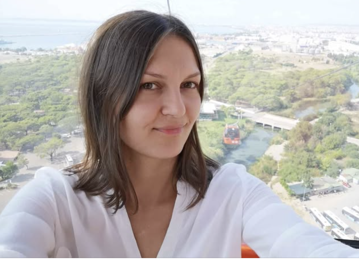 Я тобі що казав?! Де ти так довго була? — чоловік зустрів Тоню в передпокої, схрестивши руки на грудях, коли вона увійшла в квартиру. Вона тримала дві великі сумки з продуктами. Втомилася настільки, що ледь ноги волочила. Чоловік розлютився, бо дружина обіцяла, що він посидить тільки двадцять хвилин з двійнятами, поки вона збігає до магазину. Тоня летіла, як оскаженіла, але чергу ж своєю швидкістю не посунеш… — Наступного разу замовлятимемо продукти. Яка різниця, доставка безкоштовна, — спокійно відповіла вона, намагаючись не реагувати на його випади. — Ти і так цілими днями нічого не робиш! Готує мультиварка, пере пральна машина, прибирає пилосос! Чим ти займаєшся?!