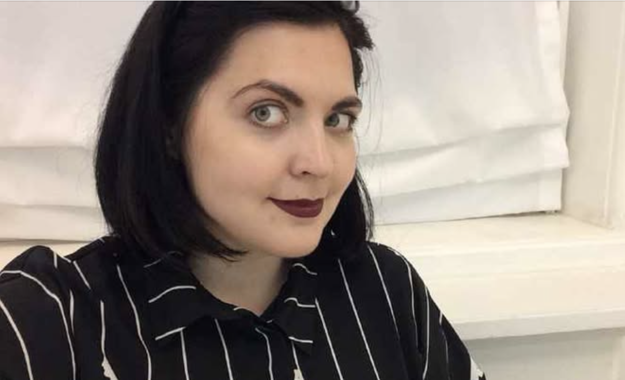 І цю мишу взяли до нас на роботу? — шепотілися за спиною нової співробітниці, ще не знаючи, що за годину вона викличе їх до себе й звільнить… Двері до відділу маркетингу відчинилися беззвучно. На порозі стояла дівчина — сіра спідниця трохи нижче колін, блузка, застібнута на всі гудзики, і кардиган такого мишачого кольору, що здавалося, от-от зіллється зі стіною офісу. Вона зробила кілька невпевнених кроків уперед, притискаючи до грудей тонку папку, немов щит.