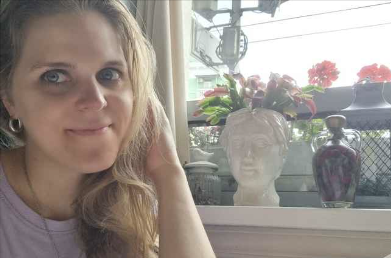 Ларисо! Що є жерти? – голос Слави гримів по всій квартирі. – Я годину тому прийшов додому! Олег застиг у передпокої. Щойно переступив поріг, а вже хочеться розвернутися та піти. Це точно той самий Славко, з яким вони в дитинстві ганяли по двору на великих? – Іду, йду! – із кухні вибігла жінка. Худа, бліда, з темними кругами під очима. – Олег?