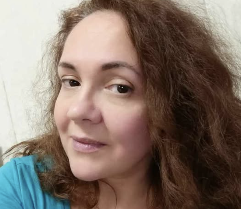 Я стояла перед дзеркалом у ванній, в руці тремтіла туш. Востаннє я так старанно фарбувалася сім років тому, перед тим нещасливим корпоративом, де познайомилася з Максимом. Він пішов через рік після появи сина, благородно залишивши нам квартиру. Моя рука потягнулася до звичного блиску для губ, але раптом схопила червону помаду. Вона лежала недоторканою з тих пір, як я стала просто «мамою Івана». Телефон задзвонив на краю раковини, з гуркотом впавши на підлогу. Моя рука з пензликом здригнулася, залишивши чорну смугу біля скроні. Олена дзвонила втретє за годину.