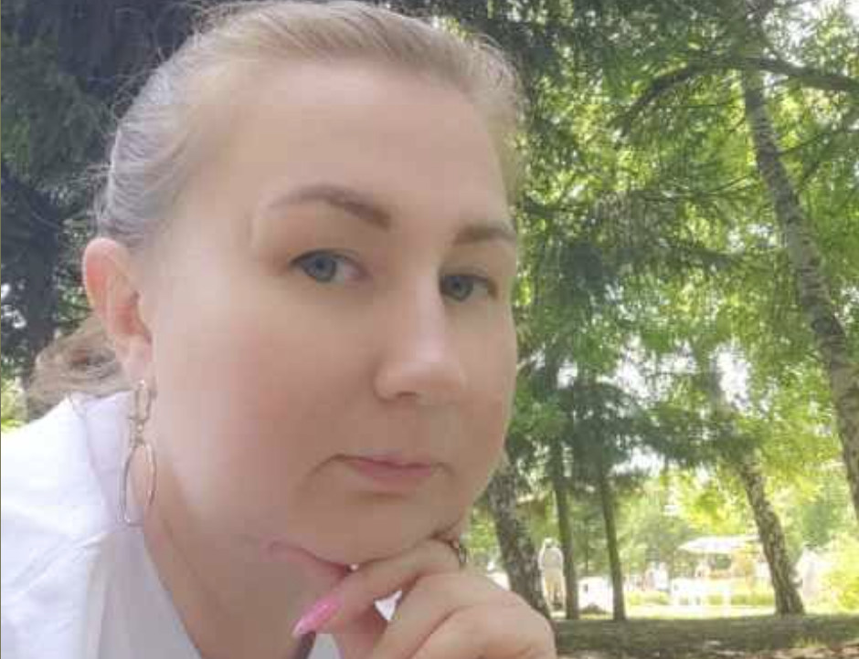 Я відчинила двері й побачила кур’єра. Точніше, думала, що то він. — У мене доставка до дверей, — прохрипіла я в слухавку кілька хвилин тому. — Підніміться, будь ласка. Голова просто розколювалася. Кашель не давав нормально вдихнути. Я взяла лікарняний за три дні до відпустки — хотіла відлежатися вдома, набратися сил перед поїздкою до батьків.