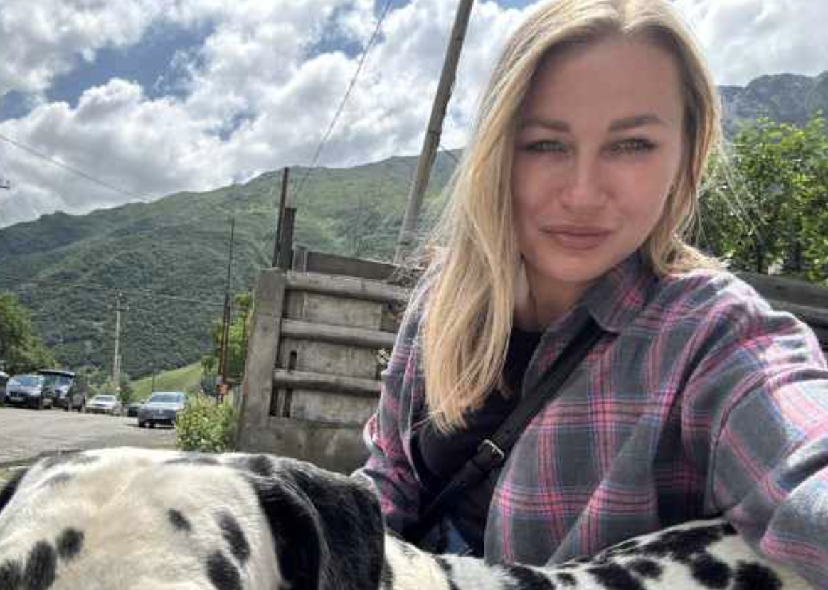 Те, що Ліза зовсім не та, за кого вона себе видає, Поліна Василівна зрозуміла відразу. Ні її мила скромна сукня в квіточку, ні коса нижче пояса, ні окуляри в оправі не змогли її переконати в зворотному. Було в дівчині щось таке, від чого серце Поліни Василівни стиснулося і защеміло, передчуваючи швидку біду. Звичайно, жінка нічого такого синові не сказала, а лише мило посміхнулася і запропонувала пройти до вітальні. Ігор був пізньою і дуже бажаною дитиною. Поліна Василівна в силу обставин довго не могла вийти заміж.