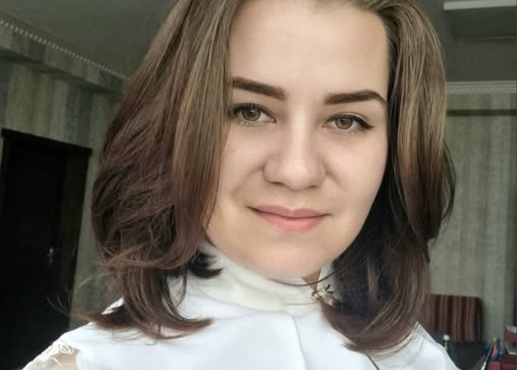 Андрій зайшов у квітковий магазин, щоб купити червоні троянди для його коханої Насті. У неї сьогодні день народження.  Міг би бути…