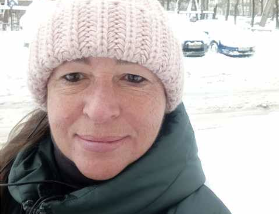 На похоронах колишнього чоловіка Ірина стояла трохи осторонь, тримаючи за руку крихітного Микиту. Син був блідий, але тримався з якоюсь дорослою, неприродною для нього скутістю. Або просто не все ще розумів. Свекруха, Ольга Вікторівна, чорна від горя, трималася за труну і вже не плакала. У неї вже не було сліз, все виплакала за рік боротьби з онкологією, яка і звела в могилу сина в свої тридцять з невеликим років. Після кладовища всі зібралися за поминальним столом. Свекруха сиділа мовчки, колупаючи ложкою олів’є. Коли всі почали розходитися, покликала Ірину на кухню.