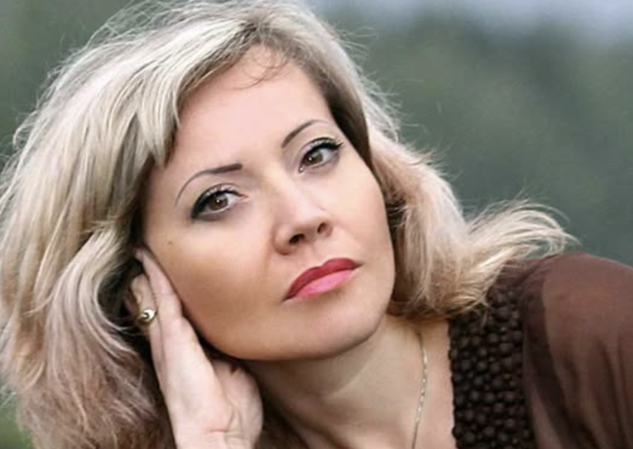 Віра ходила з кута в кут по квартирі. Вона ніяк не могла повірити в те, що відбувається. Та й як можна повірити, що чоловік, з яким прожили п’ятнадцять років разом, пішов. — Йду. Люблю іншу. Вибач, – сказав він. Виявляється, і речі зібрав заздалегідь. Підготувався. І здогадувалася, що щось не те: затримувався на роботі, говорив про позапланові перевірки, зустрічі з друзями… Вона вірила. Вірніше, хотіла вірити. «Скільки днів минуло після його відходу? Три чи більше?» – намагаючись згадати, Віра міряла кроками кімнату. Вона дійшла до вікна, розвернулася і пішла назад, до дверей. Усього одинадцять кроків. Вона механічно їх рахувала щоразу. Жінка навіть не пам’ятала, коли їла востаннє.