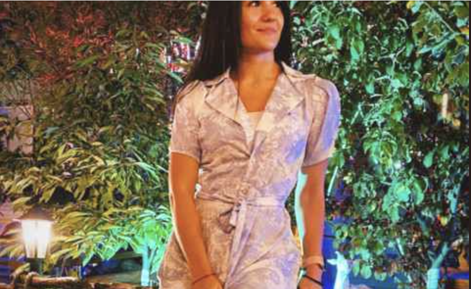 Від його одягу пахло новими парфумами, які, мабуть, подарувала дружина, інакше б він похвалився і розповів їй, як вибирав парфуми, він обожнював перетворювати кожну покупку на цілу історію. Ліда і сама любила ходити з ним по магазинах, Ярик був страшенно кумедним і примудрявся отримати знижку навіть у звичайному магазині одягу з помаранчевими цінниками.