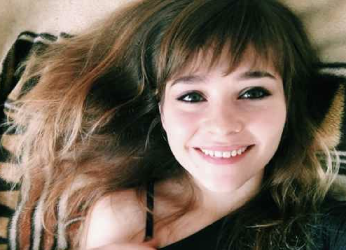 «Поки ти спала, я обрізала твоє довге волосся!» — заявила мені сестра чоловіка, яку ми пустили пожити… Перші два тижні Лєна нагадувала налякане кошеня, яке підібрали на вулиці. Вона говорила тихо, майже пошепки, здригалася від кожного різкого звуку й постійно дякувала — за тарілку супу, за чистий рушник, за те, що ми з Олегом взяли її пожити. — Я вам так зобов’язана, Анечко, — казала вона, притискаючи руки до грудей. — Якби не ви, я б просто пропала.