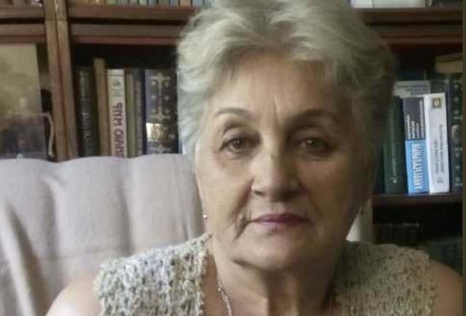 Дружина поїхала у відрядження, дочка у батьків, а Володимир залишився сам. Якось навіть незвично. Дружина Марина рідко їздила кудись, але тут колега захворіла, довелося їй виконувати цю місію: якийсь там важливий договір у її фірмі не терпів зволікань. Це він якраз міг зрозуміти, сам не перший рік у бізнесі. Тому відвіз її в аеропорт і поїхав додому. Ну а по дорозі раптом згадав, що вечері у нього сьогодні немає. Марина поїхала, тому доведеться потурбуватися самому.