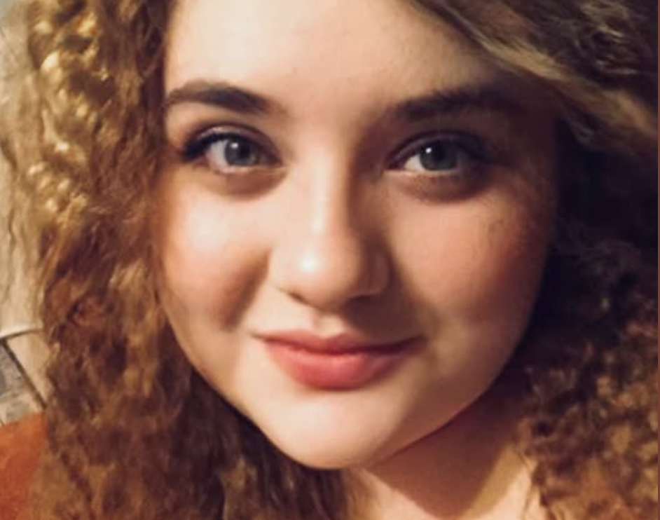 Світлано, ти знову відсунулася, — Володимир простягнув руку через холодну порожнечу на ліжку. Його пальці торкнулися плеча дружини, і вона здригнулася, немов від удару струмом. — Я сплю, — пробурмотіла вона, натягуючи ковдру до підборіддя. Володя лежав, дивлячись у темряву. Третій тиждень поспіль. Третій тиждень вона відверталася, коли він намагався її обійняти. Третій тиждень відповідала односкладово. Третій тиждень між ними росла стіна мовчання і відчуження. Вранці він прокинувся від звуку вхідних дверей, що зачинялися. Світлана пішла на роботу, не розбудивши його, не поцілувавши на прощання. Навіть кави не залишила — раніше завжди варила на двох.